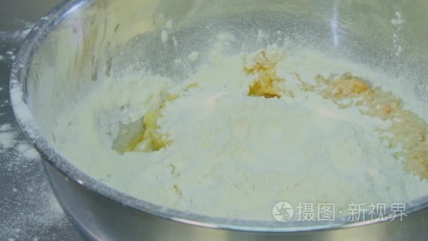 鸡蛋蛋黄落入碗的面粉