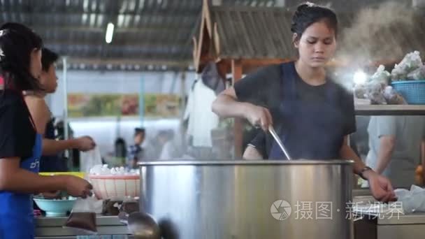 湿货市场的泰国当地汤店街头大排档有早餐供应。