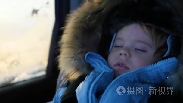 婴儿睡在车上的方式视频
