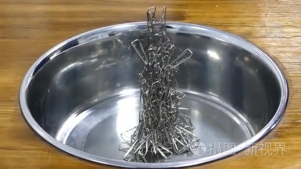 金属回形针落在不锈钢水槽视频