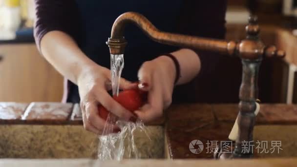 女人洗西红柿与复古水龙头视频