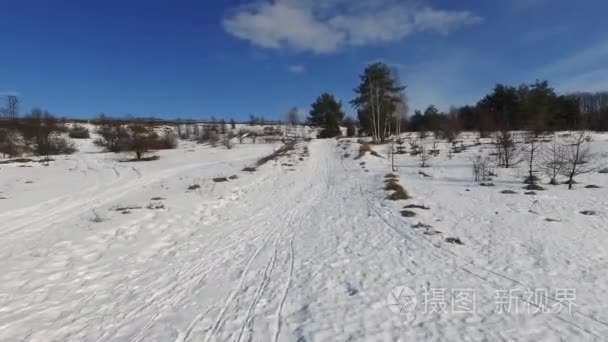 美丽的雪景与轧道视频