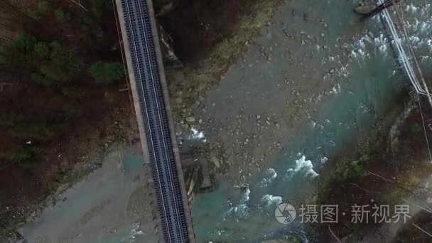 铁路桥梁在山区河流视频