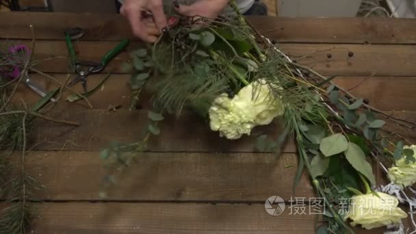 在工作安排成一束花的花店视频