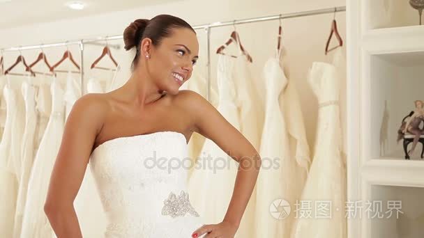妇女在新娘精品婚纱中微笑视频