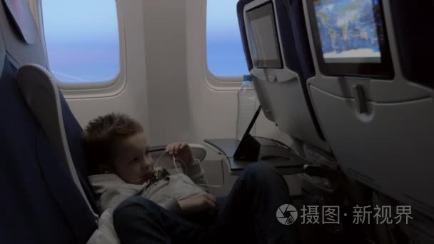 智能手机在飞机上孩子看动画片视频