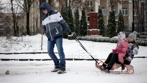 哥拉他的小妹妹在雪橇上