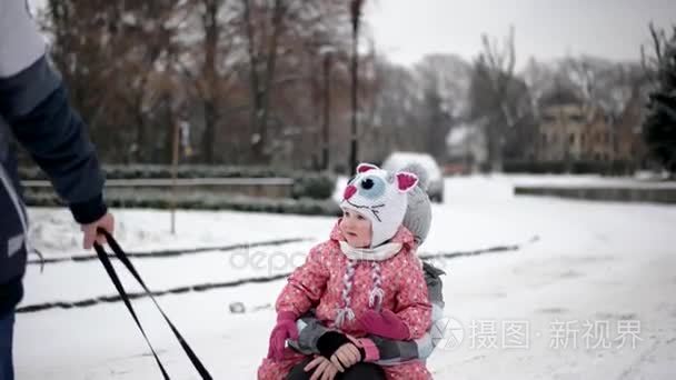 哥拉他的小妹妹在雪橇上