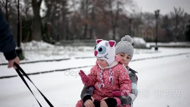 哥拉他的小妹妹在雪橇上