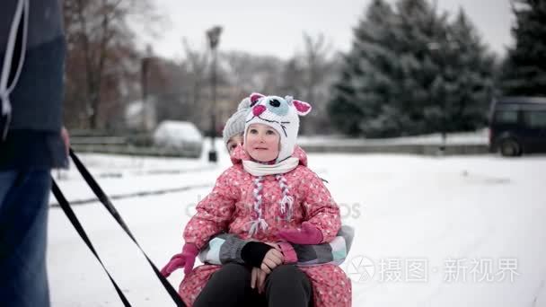 哥拉他的小妹妹在雪橇上