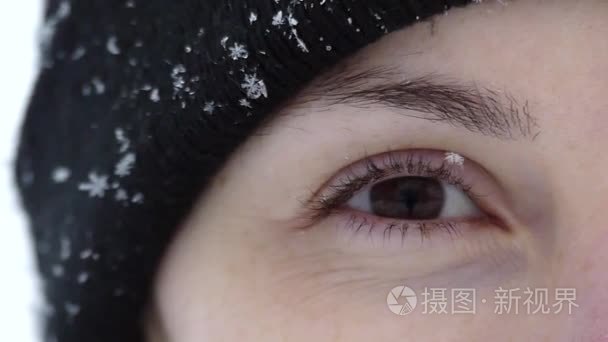 雪花落在女孩的眼睛在慢动作视频