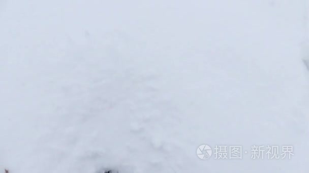 一个人的腿在深雪中慢动作移动视频