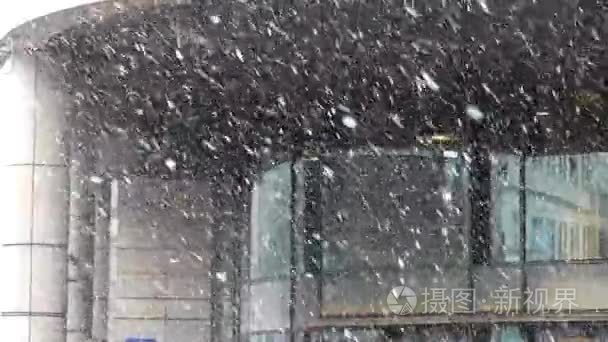 在下雪天的时髦欧洲建筑视频