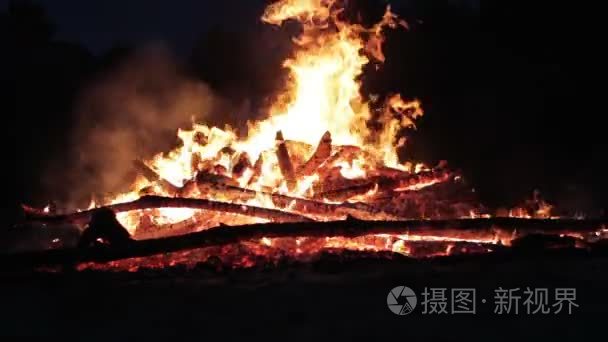 在夜晚的篝火晚会视频