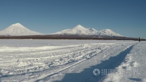 滑雪板的堪察加半岛火山背景视频