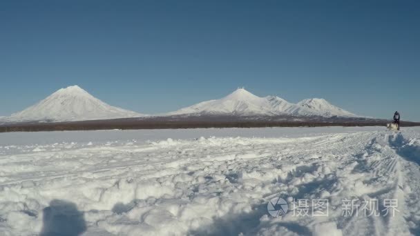 狗拉雪橇比赛背景的堪察加火山视频
