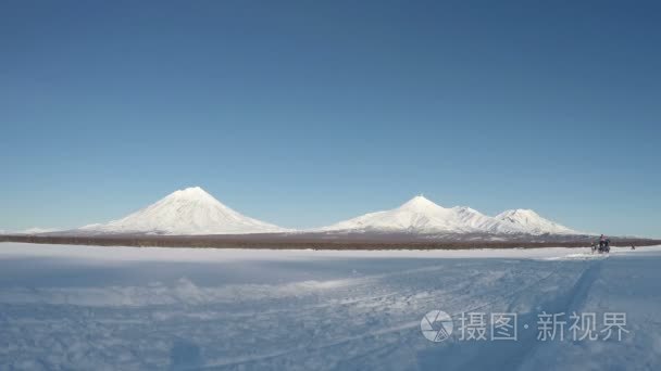 狗拉雪橇比赛背景的堪察加火山视频