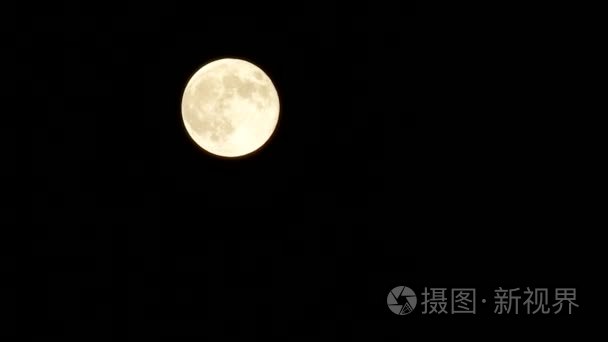 月亮也使其在漆黑的夜空的途径。光明充满行星卫星的地球视频