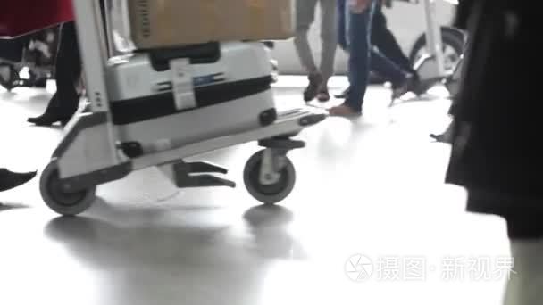 行李在机场走的人视频