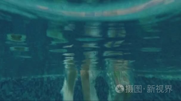 一名男子跳进游泳池水拍下视频