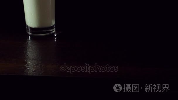 在黑色背景上的玻璃的美味和健康牛奶