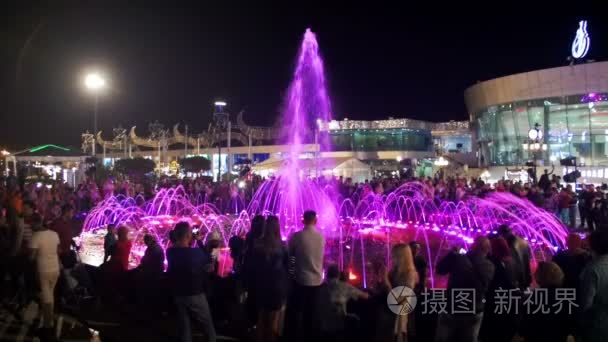 到了晚上，埃及的 Soho 广场上的喷泉视频