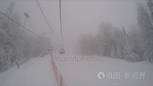 滑雪缆车进迷雾的椅子视频