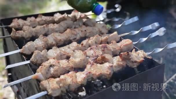 与美味烧烤肉上烤盘倒入腌料视频