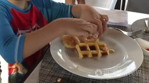 刚出生的宝宝吃煎饼配枫糖浆视频