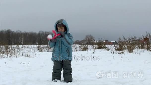 可爱的小男孩玩雪在公园里视频