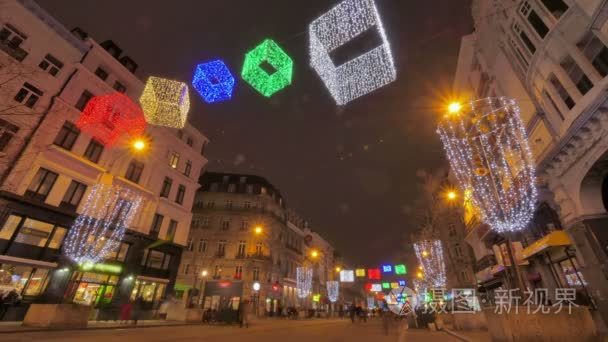 在布鲁塞尔街头多彩圣诞照明视频