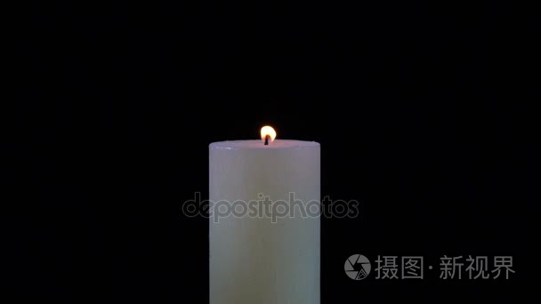 白色的蜡烛熄灭在黑色的背景视频
