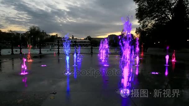 喷泉点燃与彩虹的颜色视频