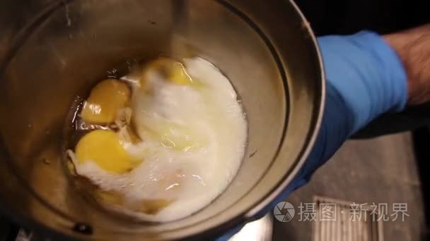搅拌碗里的牛奶和鸡蛋视频