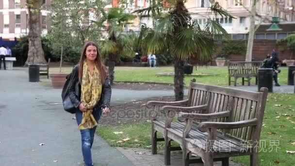 年轻女子在伦敦公园散步视频