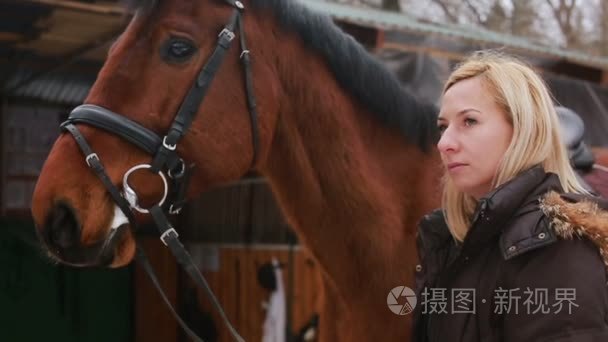 女孩抓刷她的马视频