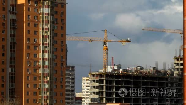 奥金佐沃，俄罗斯-2015 年 10 月 20 日。游戏中时光倒流剪辑的建筑施工。工人在橙色统一建造一座公寓楼