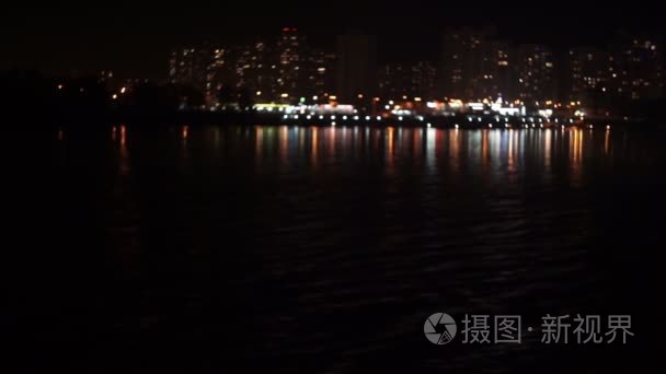 夜晚灯光照明的海滨的屋视频