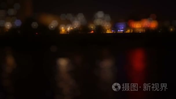 发光的滨水区的夜景视频