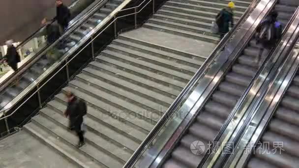 在自动扶梯和楼梯快速移动向上和向下的人