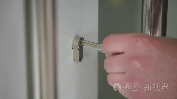 锁定或解锁门用钥匙在手视频