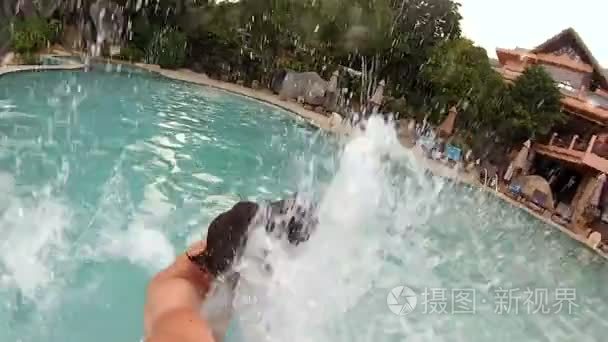 家伙跳进一个大型游泳池视频