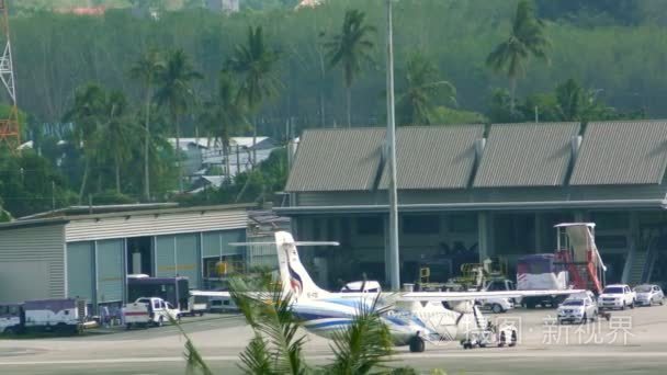 拖曳车辆携带在机场上的飞机视频