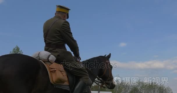 骑马的士兵去骑岁中间人正宗复古军事统一在庆祝活动的国家波兰假日户外活动视频