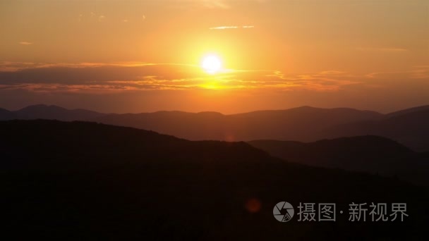 落日景观时间流逝。美丽的夜晚的颜色