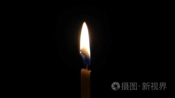 点亮薄蜡烛的火焰是闪烁在晚上视频