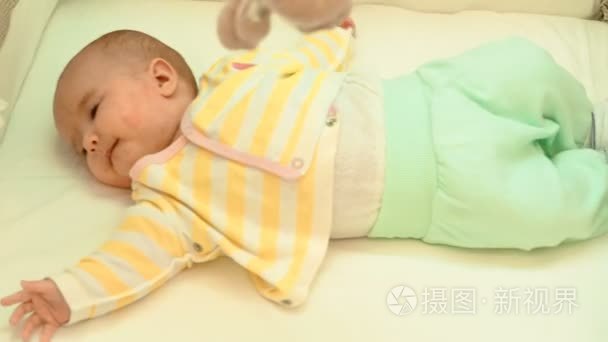小可爱新生儿宝宝休息在他的床视频