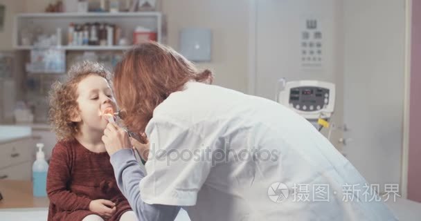 女医生执行检测中的运用视频