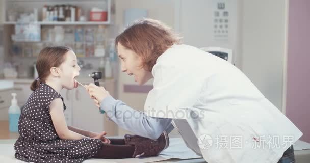 女医生执行检测中的运用视频