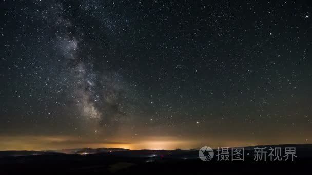 时间流逝的银河星系。移动在繁星满天的夜晚的星星